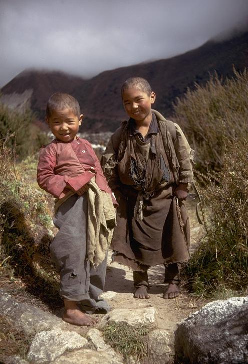 Kids on the trail near Pangboche