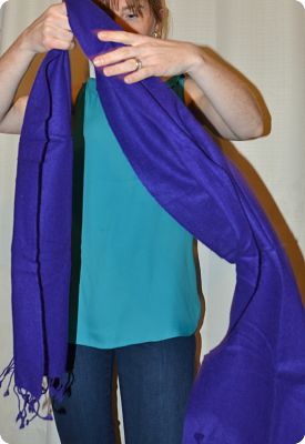 Empar is wearing a Sunrise Pashmina compact muffler, 100% pashmina, Heliotrope (#Mctdt-53)