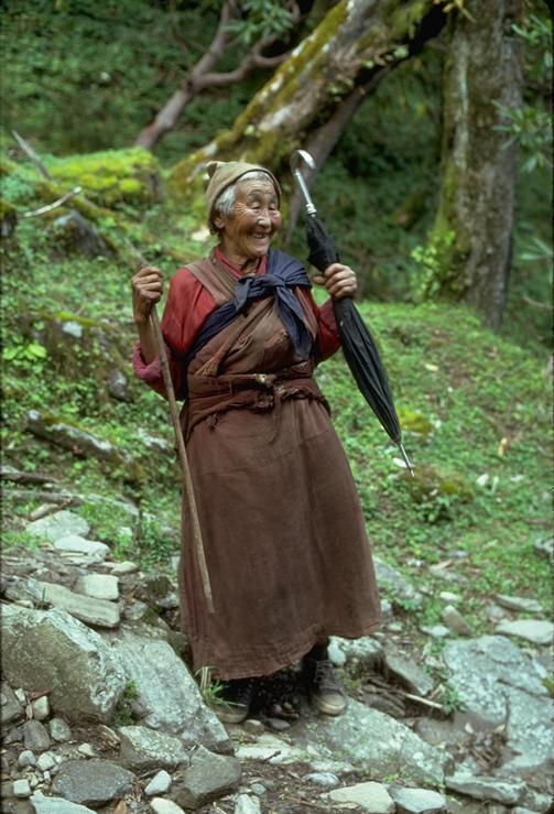 Woman descending from Lamjura Pass toward Tragdobuk and Jumbesi