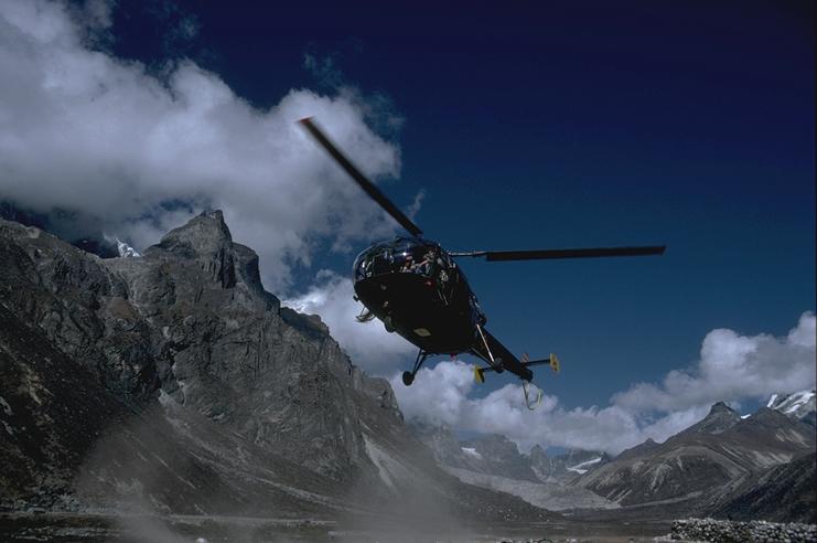 Evacuation helicopter at Pheriche (b) 